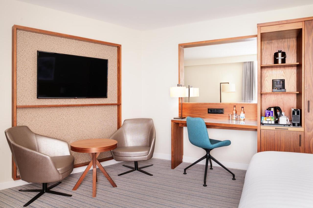 Courtyard By Marriott London Gatwick Airport Hotell Crawley  Exteriör bild