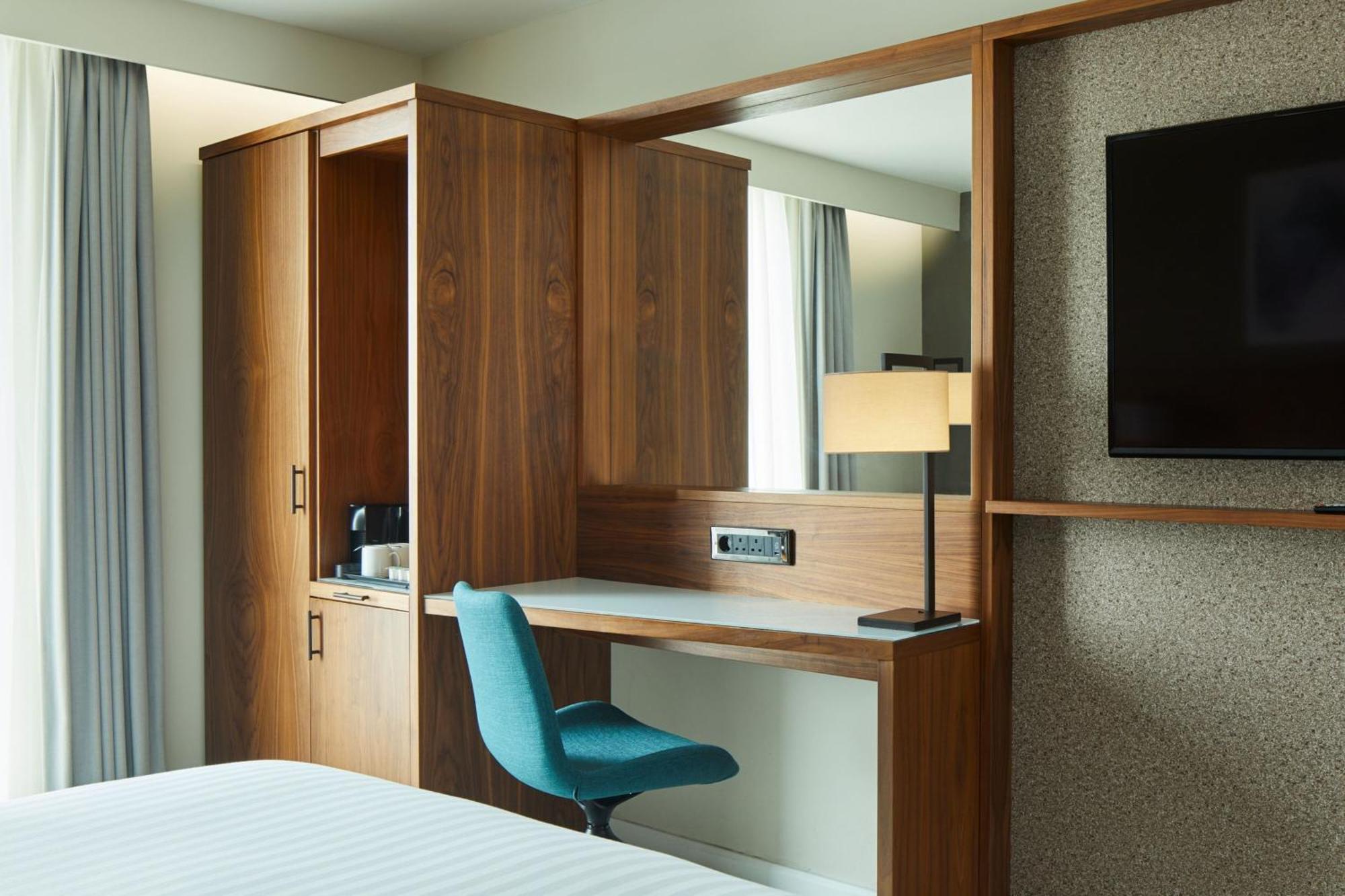 Courtyard By Marriott London Gatwick Airport Hotell Crawley  Exteriör bild