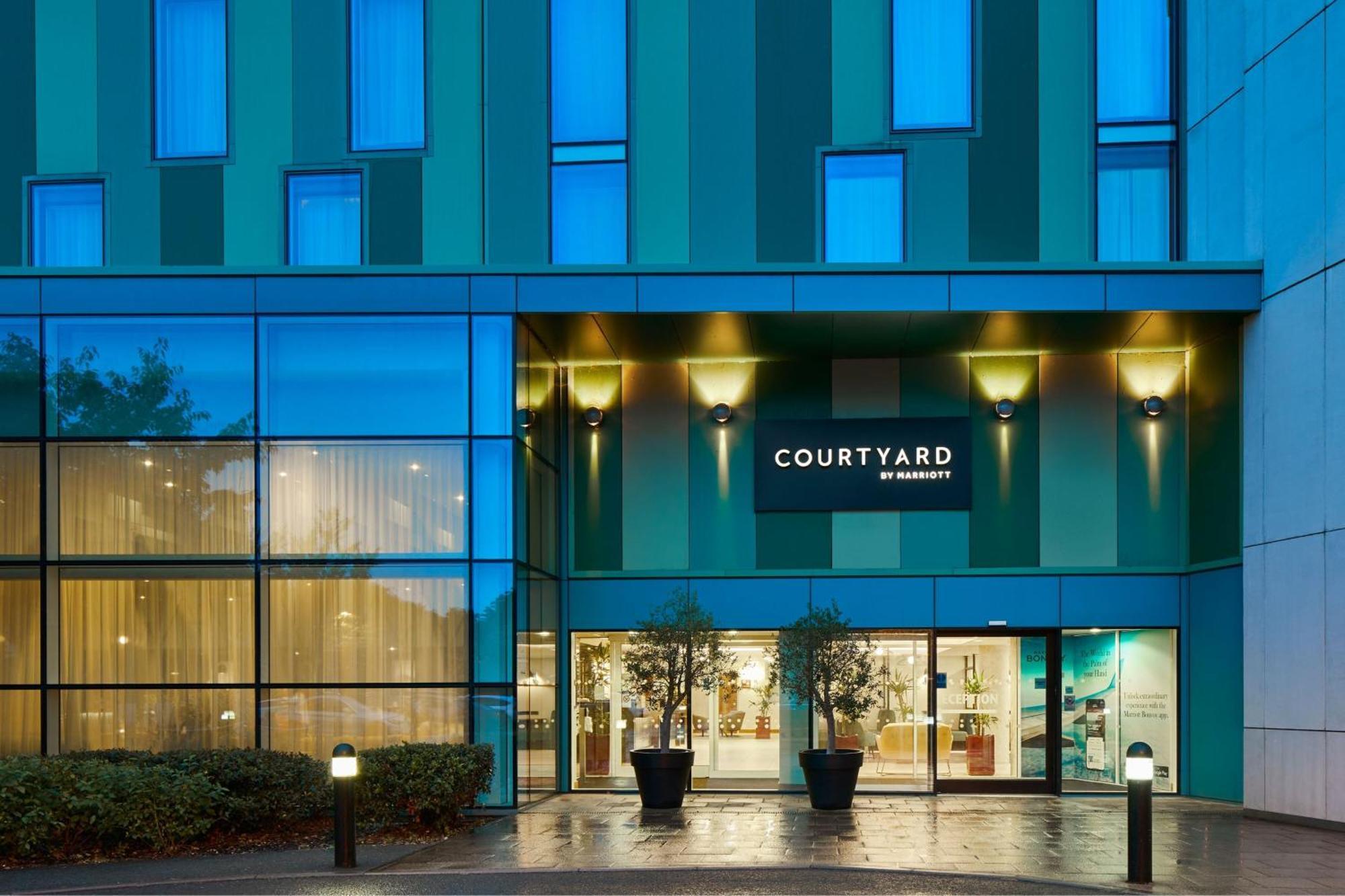 Courtyard By Marriott London Gatwick Airport Hotell Crawley  Exteriör bild