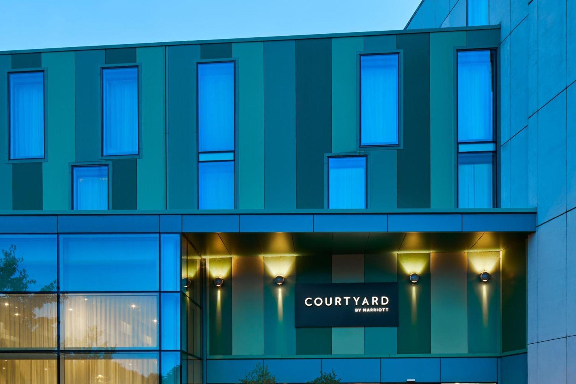 Courtyard By Marriott London Gatwick Airport Hotell Crawley  Exteriör bild