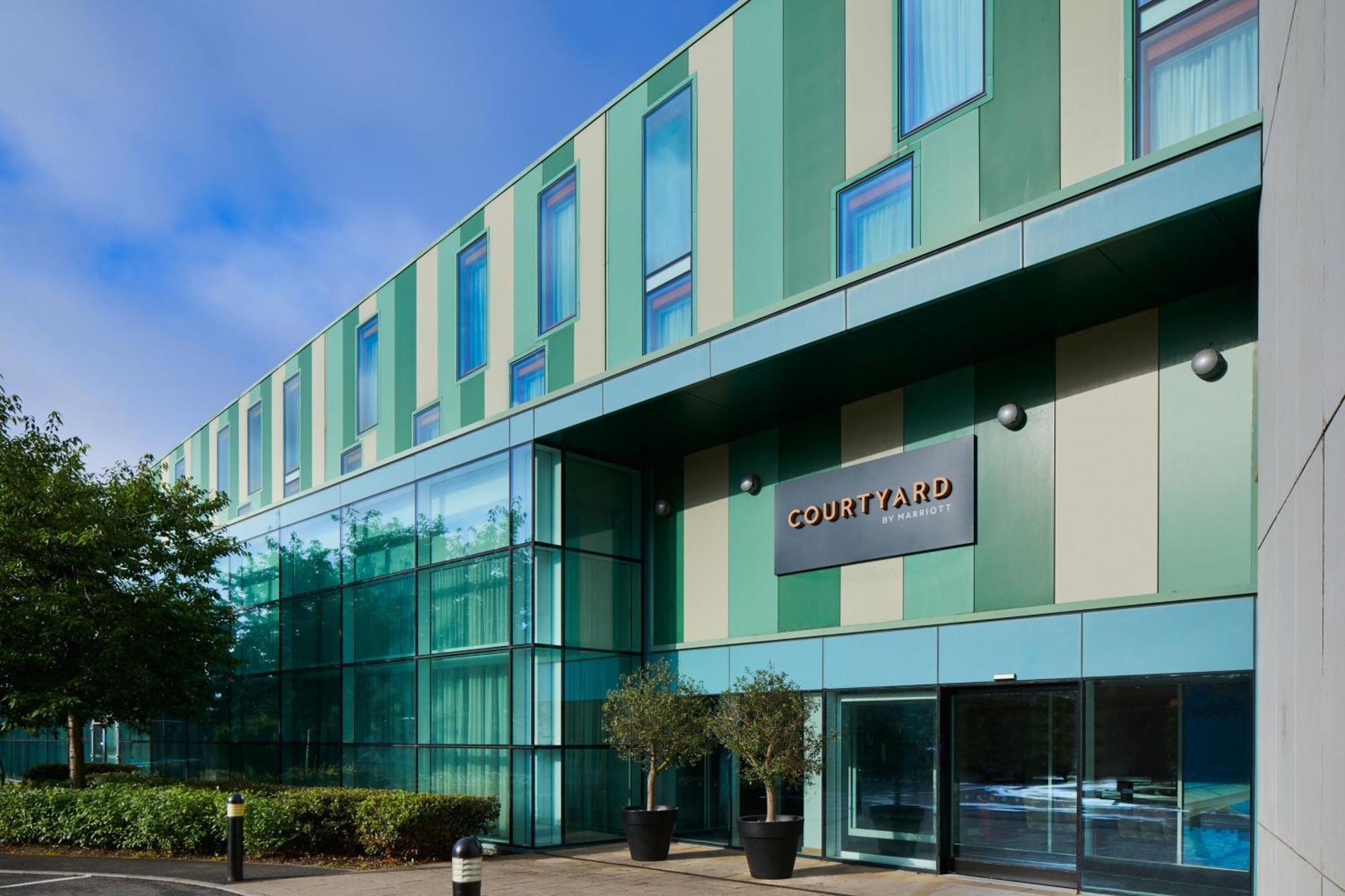 Courtyard By Marriott London Gatwick Airport Hotell Crawley  Exteriör bild