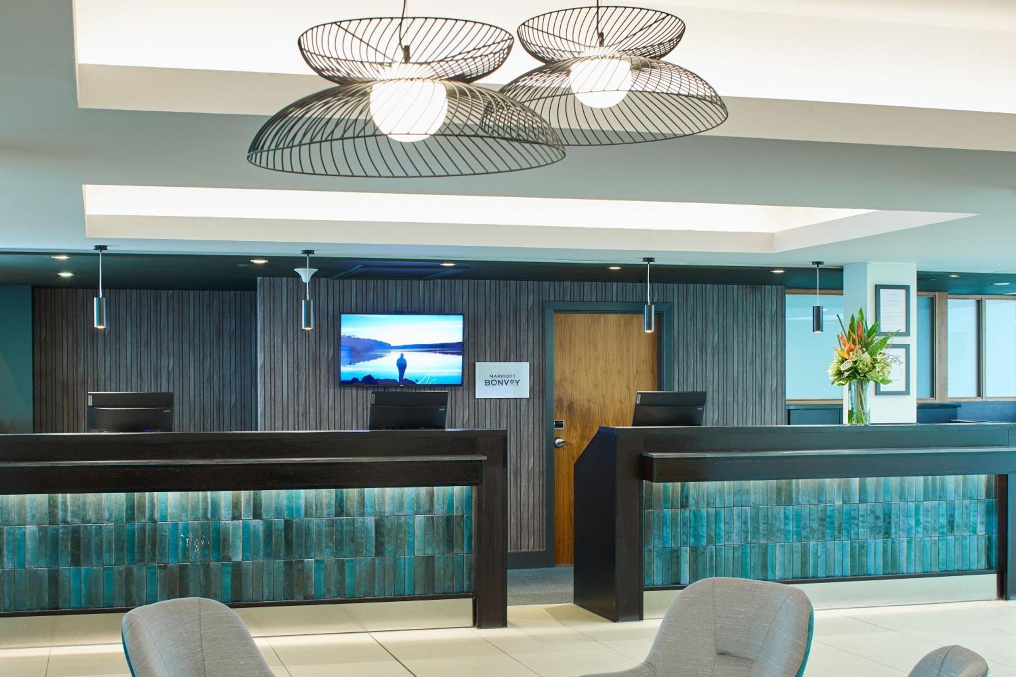 Courtyard By Marriott London Gatwick Airport Hotell Crawley  Exteriör bild