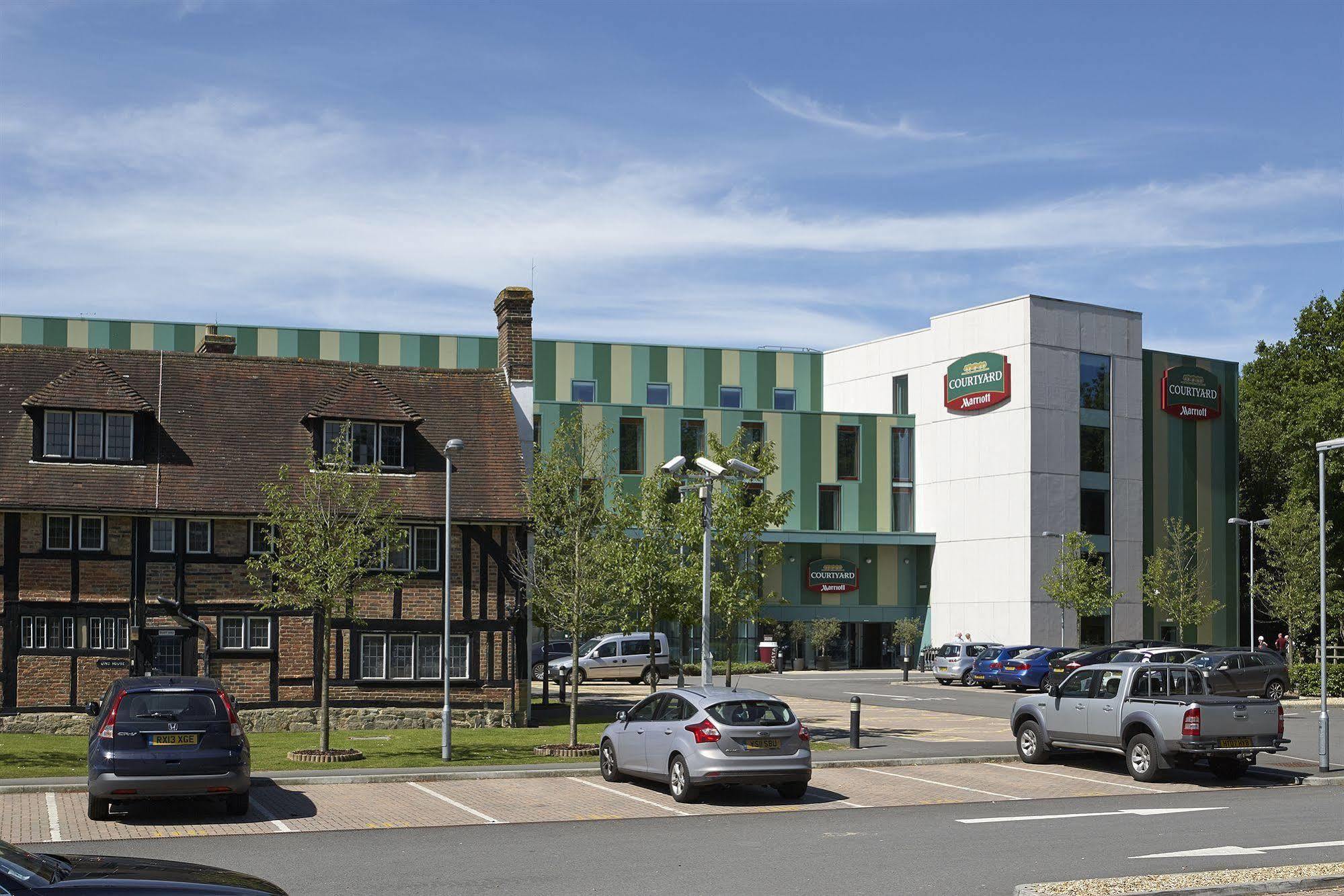 Courtyard By Marriott London Gatwick Airport Hotell Crawley  Exteriör bild